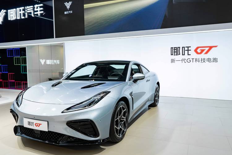 成都289哪吒汽车在智能汽车领域的表现，领途汽车在新能源汽车市场中的影响力